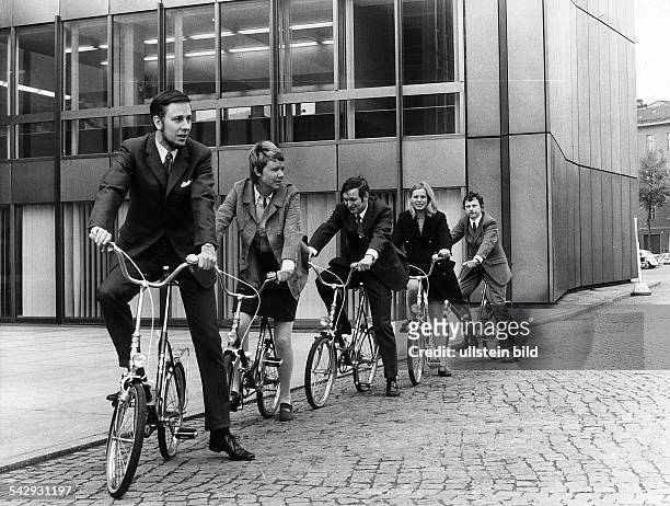 Männer und Frauen auf Klappfahrrädern, die man beim "Preisrätsel der Woche" der Berliner Morgenpost gewinnen kann- Mai 1970