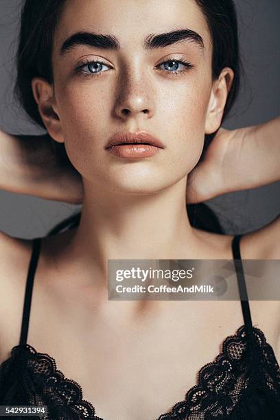 portrait d'une charmante femme - dentelle en matière textile photos et images de collection