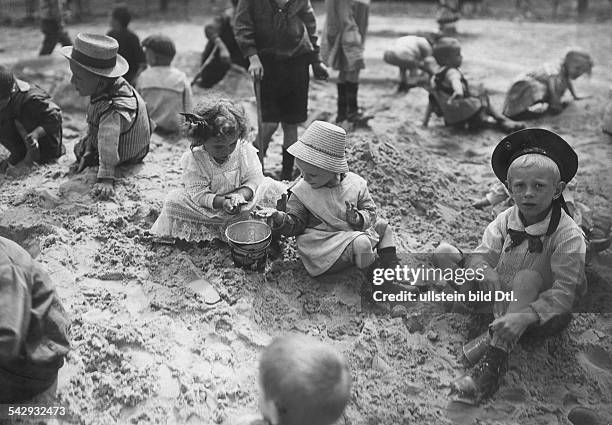 Child images Children playing in the sandbox in a park in Berlin - Schöneberg - undated, probably 1910 - Photographer: Conrad Huenich - Vintage...