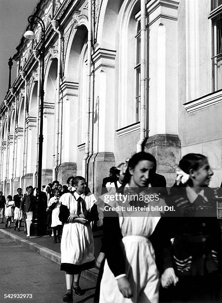 Schulkinder in Schuluniform am Kremlmuseum- September 1955