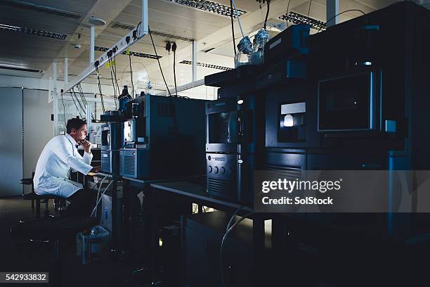 dedicated to research - drug testing lab stock pictures, royalty-free photos & images