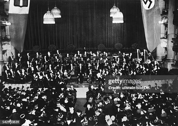 Furtwaengler, Wilhelm *25.01.1886-+Conductor, composer, GermanyConcert of the Berlin Philharmonic Orchestra under the direction of conductor Wilhelm...