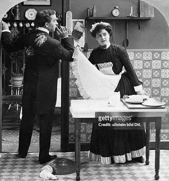 Neckerei in der Küche mit der französischen Köchin bei Mr. Und Mrs. Honeymoon: Der Hausherr scherzt mit der Köchin, als er seine Frau kommen hört....