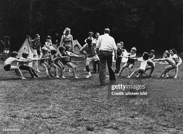 Kinder beim Tauziehen im Volkspark JungfernheideBerlin 1981