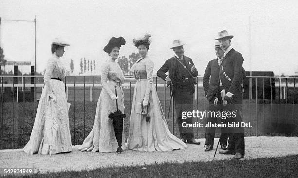 Frau Louis Borchart und Frau von Zenker auf dem Rennplatz- undatiert, um 1900Foto: Jungmann & Schorn
