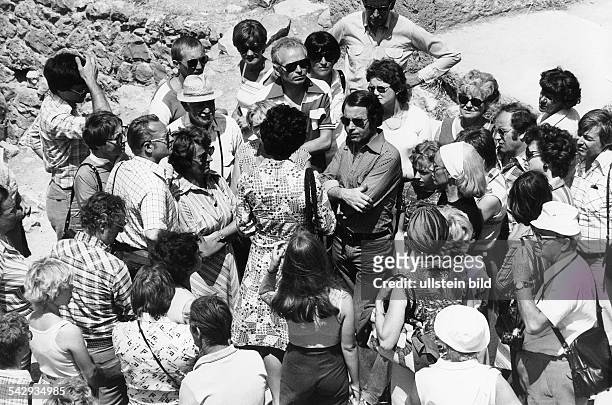 Reisegruppe während einer Führung in Mykenä , Griechenland1982