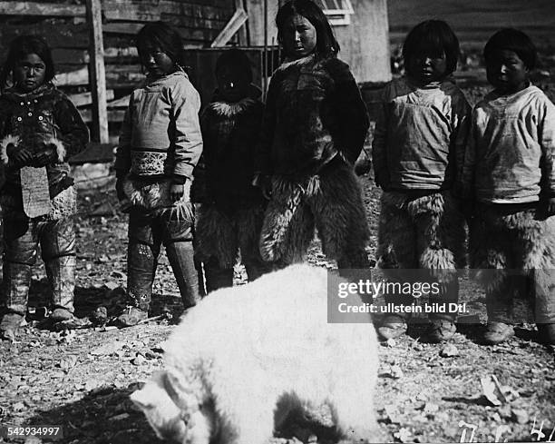 Eskimo - Kinder auf Grönland; i.V. Ein junger Eisbär.veröffentlicht: Fridolin 3/1925