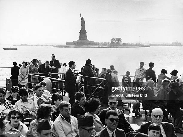 New York, USA: Touristen auf einer Dampferfahrt zur Freiheitsstatue1970