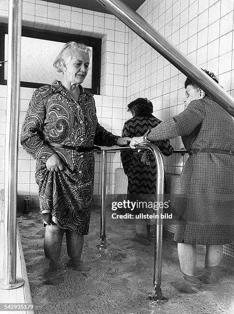 Kneipkur: Seniorinnen beim Wassertreten- 1977