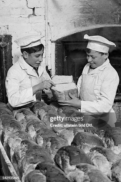 Kolonie für Jungen in Farningham, Kent, GB: Zwei Jungen lernen Brot backen- undatiert Foto: Paul D. Miller / Joseph Herings