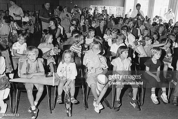 Erster Schultag: Schulkinder mit ihren Eltern in der Aula1983