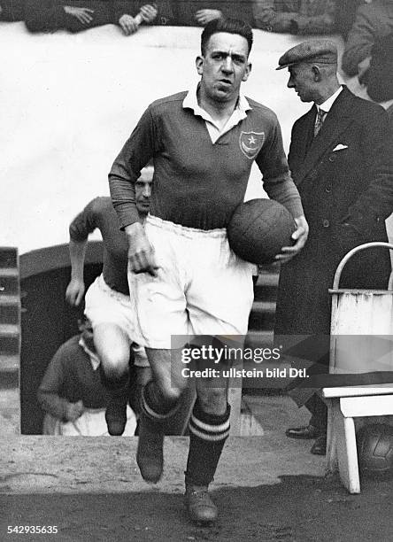Grossbritannien, Pokalspiel Manchester City gegen Portsmouth im Wembley-Stadion. Der Kapitaen von Portsmouth D. Thackeray betritt das Stadion- 1934-...