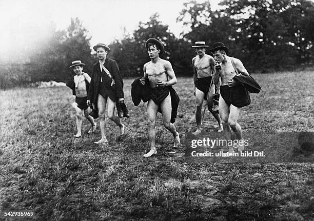 'Augusttage am Wannsee'; eine Gruppe junger Maenner in Badekleidung laeuft zum Wannsee- 1906Foto: Berliner Illustrations-GesellschaftFoto identisch...