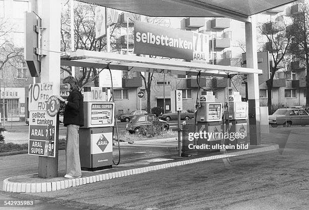 Aral - Tankstelle mit Hinweisen, dass wegen der Ölkrise nur noch 10 Liter pro Kunden abgegeben werden- November 1973