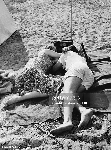 Strandbad Wannsee, Paar liegt am Strand- 1950