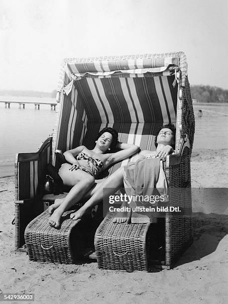 Strandbad Wannsee, Zwei junge Frauen liegen im Strandkorb - 1955