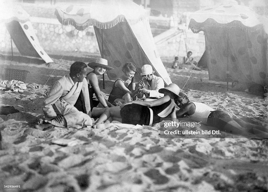 Beach and bathing scenes Madame Galangan, Monsieur Plant, and Madame Morgan relaxing on the beach in Biarritz - 1928 - Published by: 'Die Dame' 2/1928 Vintage property of ullstein bild