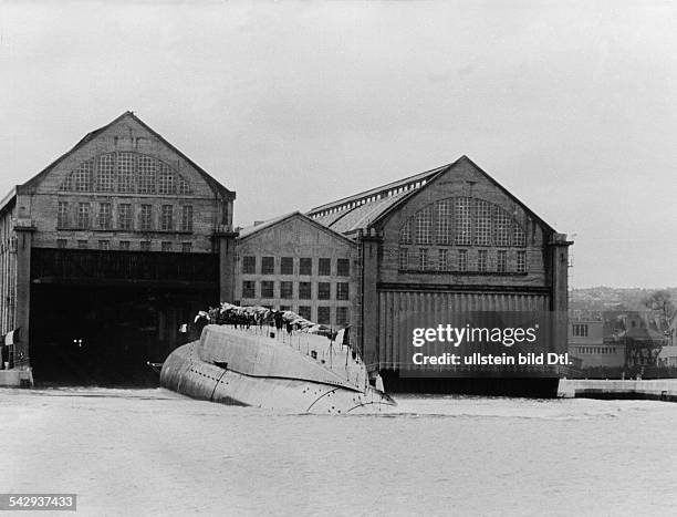 Stapellauf des ersten französischen Atom-U-Bootes "Le Redoutable" in Cherbourg. Das Boot verlässt die Halle.