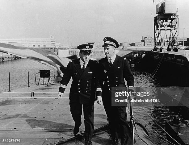 Stapellauf des ersten französischen Atom-U-Bootes "Le Redoutable" in Cherbourg. Der Korvettenkapitän Bernard Louzeau mit einem Offizier.