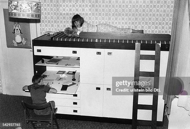 Kinderzimmer mit einem sog. "Kadettenbett"1973Foto: Margarete Meibes