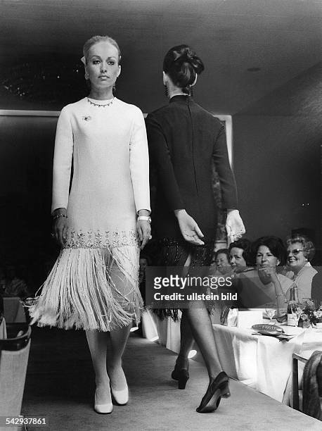 Modenschau von Staebe-Seger im Schloßsaal des Bristol Hotel Kempinski Berlinweisses und schwarzes Kleid mit Fransen im Charleston-StilBerlin 1970