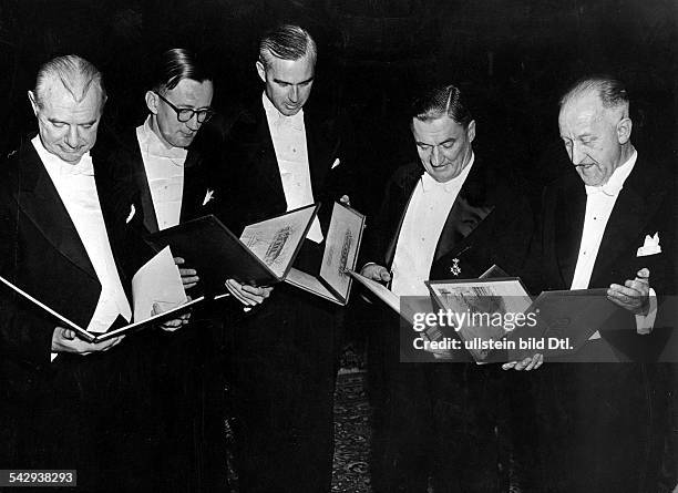 Nobel Prize Award 1955: the laureates with their certificates, from l. To r.: Vincent de Vigneaud , P. Kusch , Lamb , Thoerell , Halldor Laxness