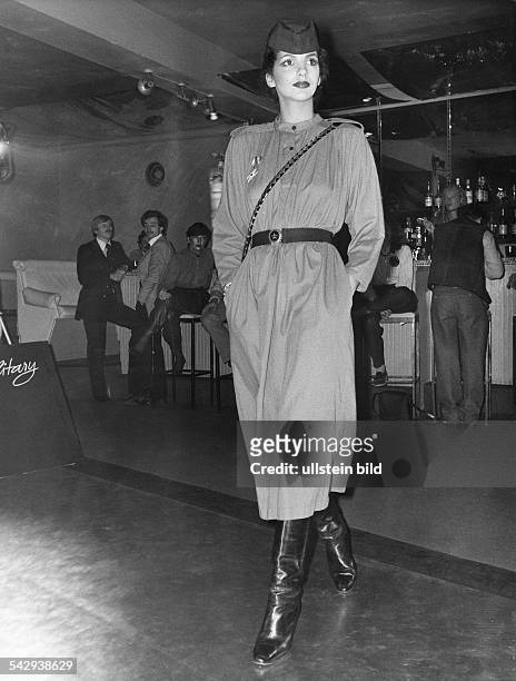 Modenschau in der Discothek "Moon", Berlin:Mode im "Military-Stil" - Kleid mit Gürtel und Patronengurt sowie einem BarettBerlin 1981