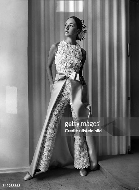 Silk evening gown by Uli Richter presented during the fashion show 74. Berliner Durchreise. 1968