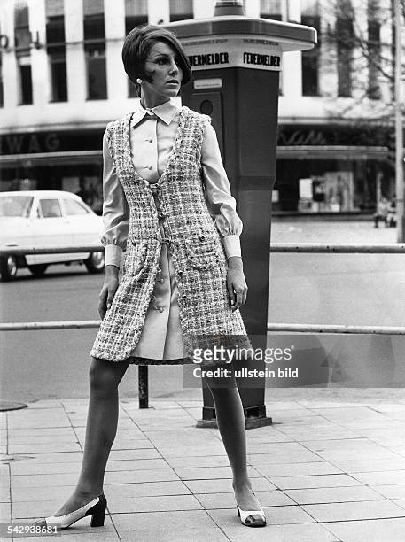 Weste aus Chanel-Tweed über einem Seidenkleid; präsentiert auf der 47. Berliner Durchreise1968