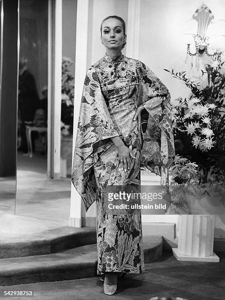Evening gown with flower print presented during the fashion show 75. Berliner Durchreise. 1969