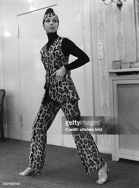 Anzug aus mit Leopardenmuster; präsentiert auf der 75. Berliner DurchreiseModell: Gerber1969