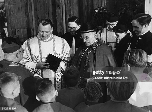 Kardinal Joseph Frings bei Russlandheimkehrern im Lager Friedland- 1955