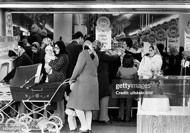 Frauen beim Einkaufen in einem Kaufhaus an der Kottbusser Brücke- 1974
