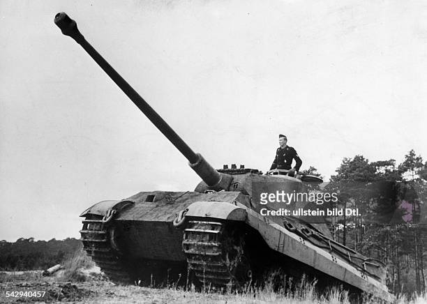 Kampfpanzer Tiger II im Gelaende, ohne weitere Angaben- 1945- Aufnahme: Presse-Illustrationen Heinrich Hoffmann