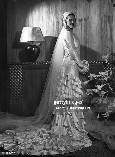 Helene Worth, Tochter des Inhabers vom Modehaus Worth aus Paris, in ihrem Brautkleid- undatiertveröffentlicht: Dame 5/1931/1932; Blatt Wien...