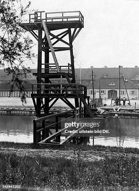 Sprungturm im Stadtbad Südpark in Berlin - Spandau- 1939