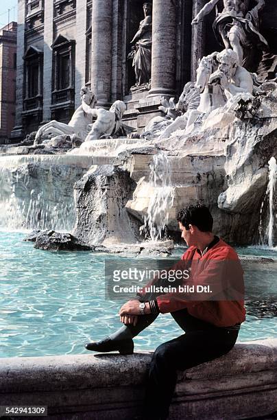 Mann am Trevi-Brunnen- 1950er Jahre