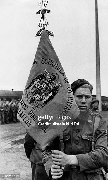 Zweiter Weltkrieg, Division Azul Russland: Soldat mit der Fahne der Trupenfahne spanischen Freiwilligen. Russland, 1941