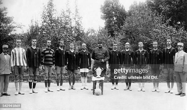 Fußballmannschaft des militärischen Clubs in Teheran mit einem Siegerpokal- 1929