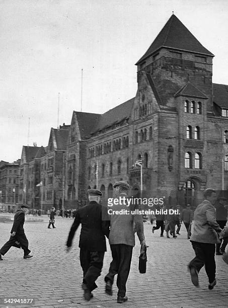 Generalstreik, Massendemonstrationen und Volkserhebung in Posen 1956:- Menschen auf dem Rathausvorplatz flüchten vor Schüssen.