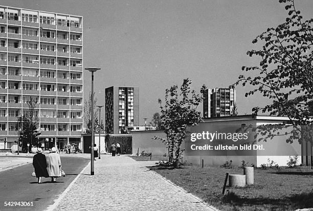 Interbau - Wochen Berlin 1958: Blick von der Händelallee auf Objekt 15 , re. Davon Objekt 20 und Objekt 19 ; im Vordergrund Objekt 39 - Berlin,