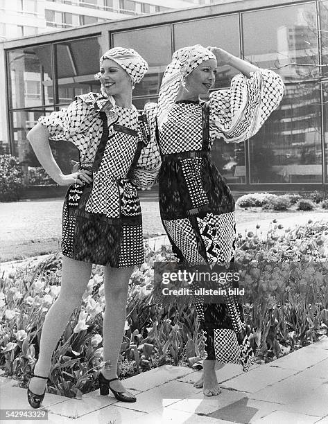 Minikleid und langes Kleid in folkloristischem Stil, präsentiert auf der Modenschau zugunsten der zionistischen Frauorganisation WIZO im Hotel Hilton...