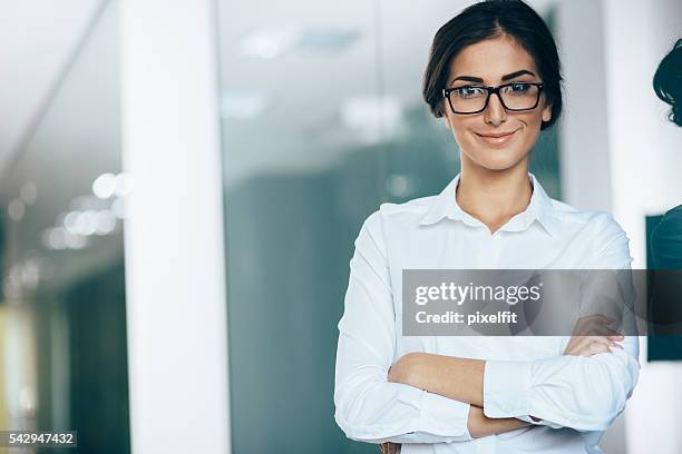 junge frau bürojob - face look right stock-fotos und bilder