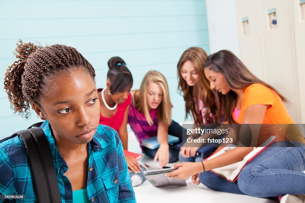 Jeunes filles bully classmate. Potins talking. école hall. Des casiers.