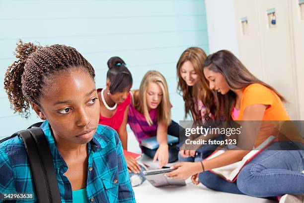 ragazze adolescenti prepotente compagno di classe. pettegolezzo, intervento scuola hall. armadietti di sicurezza. - esclusione foto e immagini stock