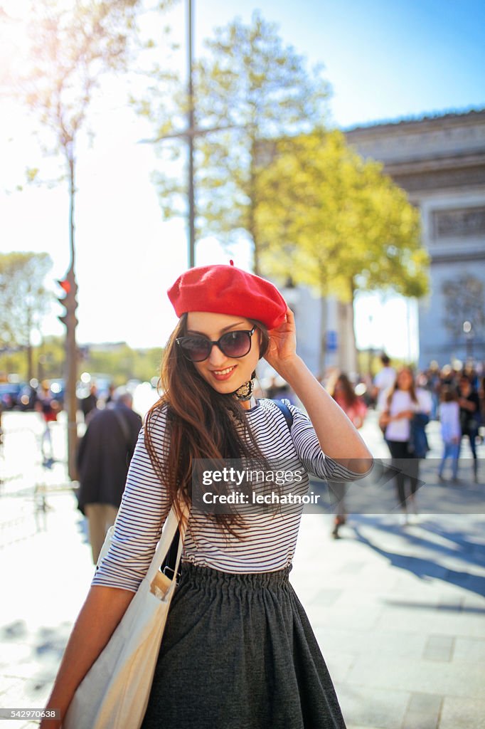 Junge tourist Frau Wandern in Paris