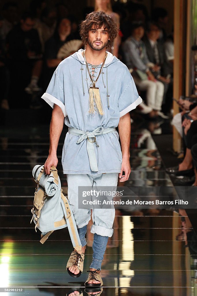 Balmain : Runway - Paris Fashion Week - Menswear Spring/Summer 2017
