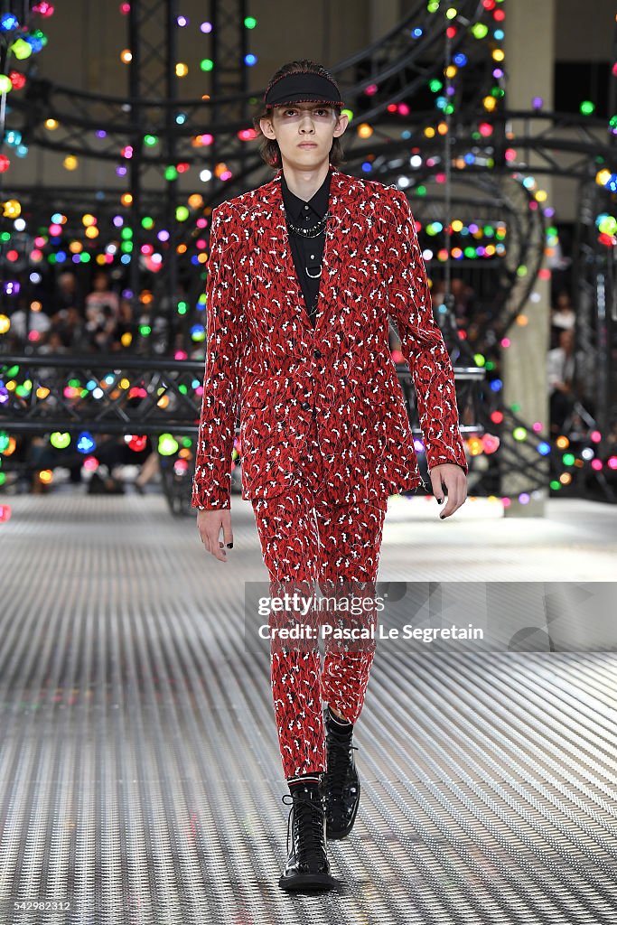 Dior Homme : Runway - Paris Fashion Week - Menswear Spring/Summer 2017