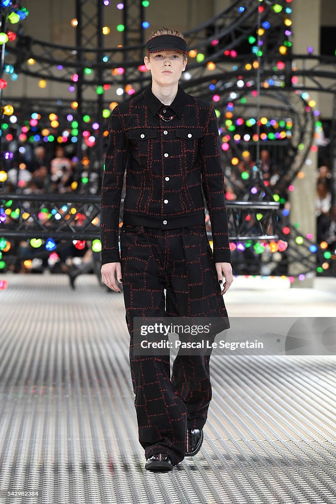 Dior Homme : Runway - Paris Fashion Week - Menswear Spring/Summer 2017