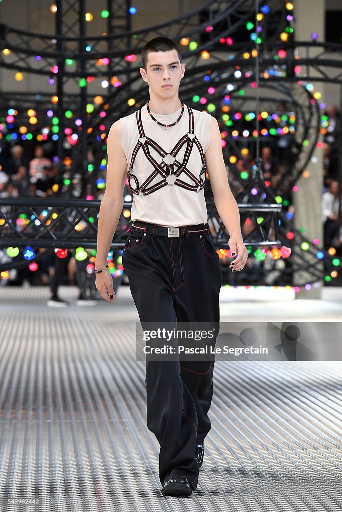 Dior Homme : Runway - Paris Fashion Week - Menswear Spring/Summer 2017